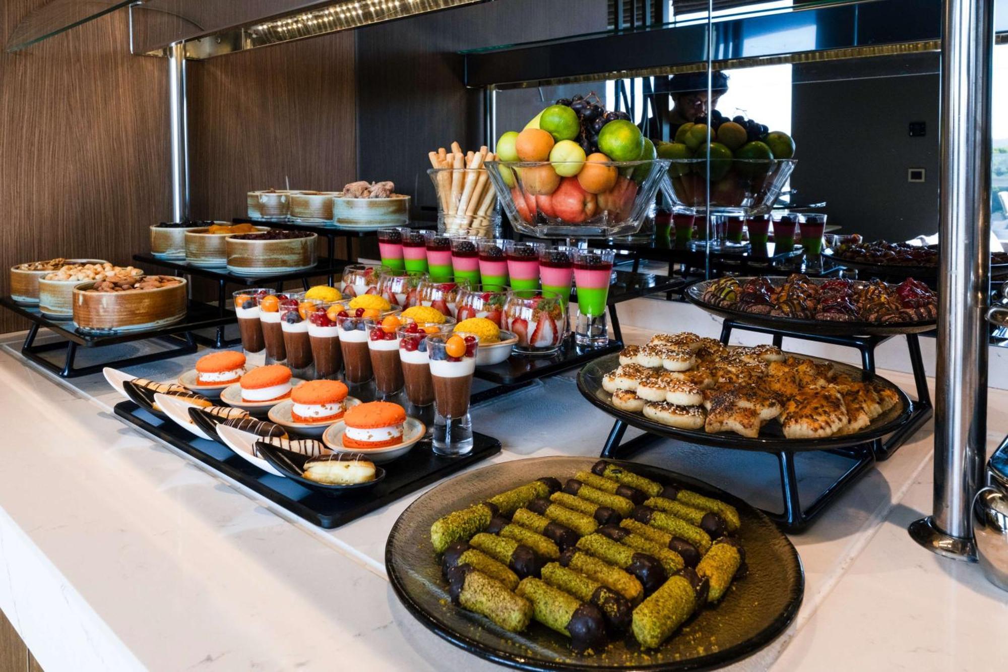 Radisson Collection Hotel, Vadistanbul Exterior foto A buffet at a hotel