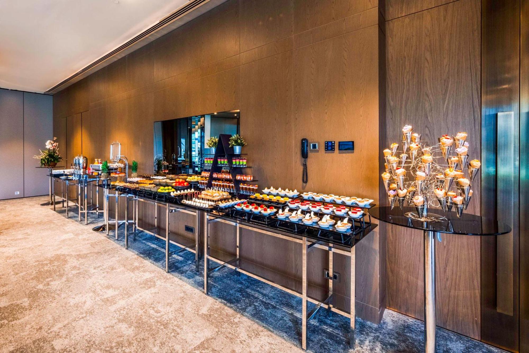 Radisson Collection Hotel, Vadistanbul Exterior foto A buffet at a hotel