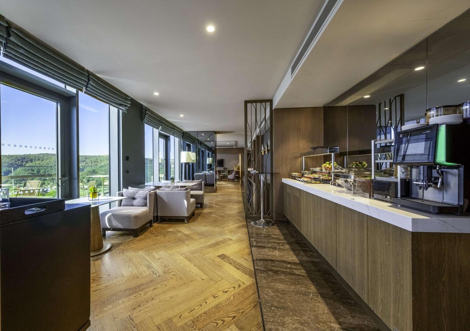 Radisson Collection Hotel, Vadistanbul Exterior foto The Club lounge at Beijing Capital International Airport