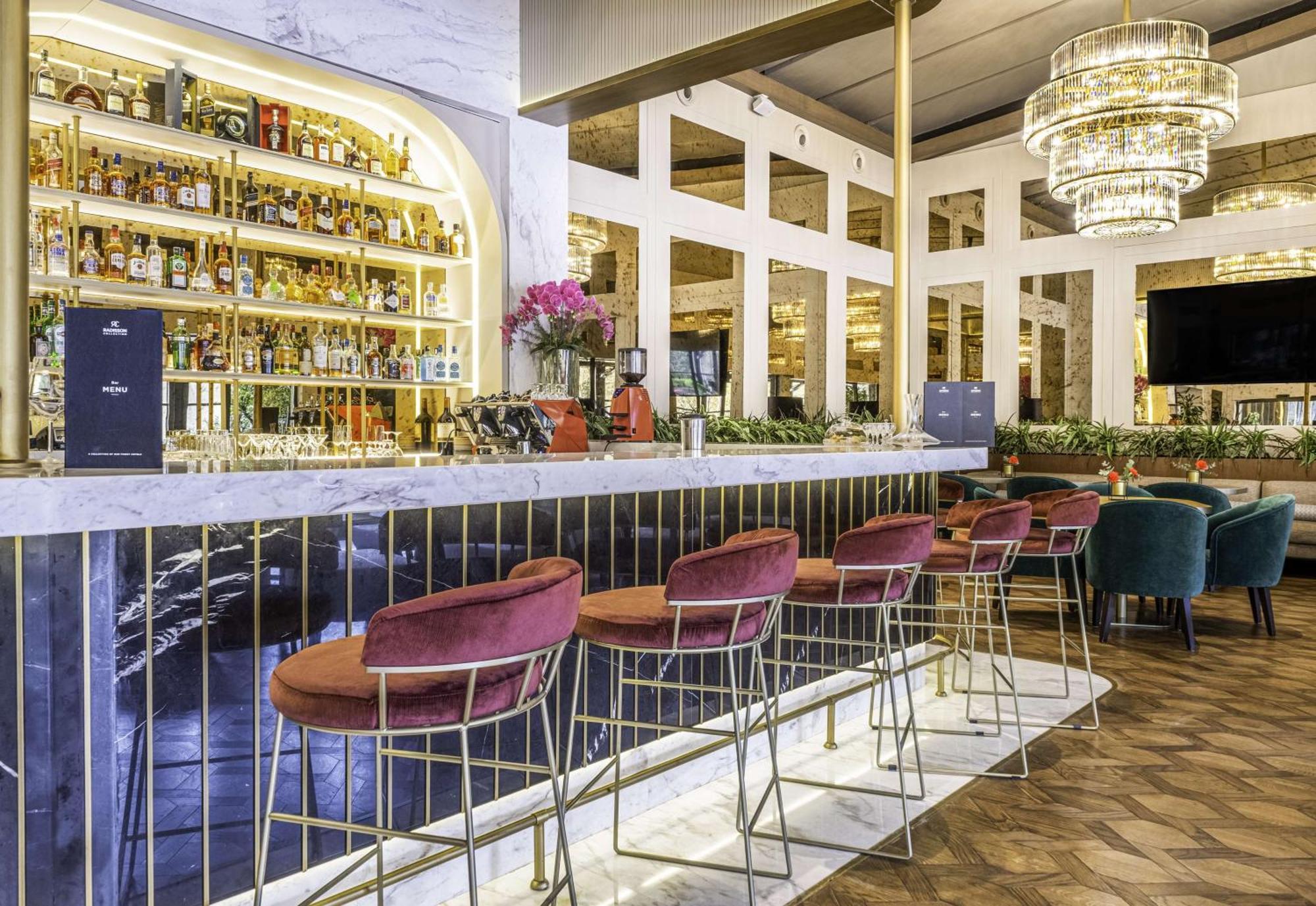 Radisson Collection Hotel, Vadistanbul Exterior foto The bar at the restaurant