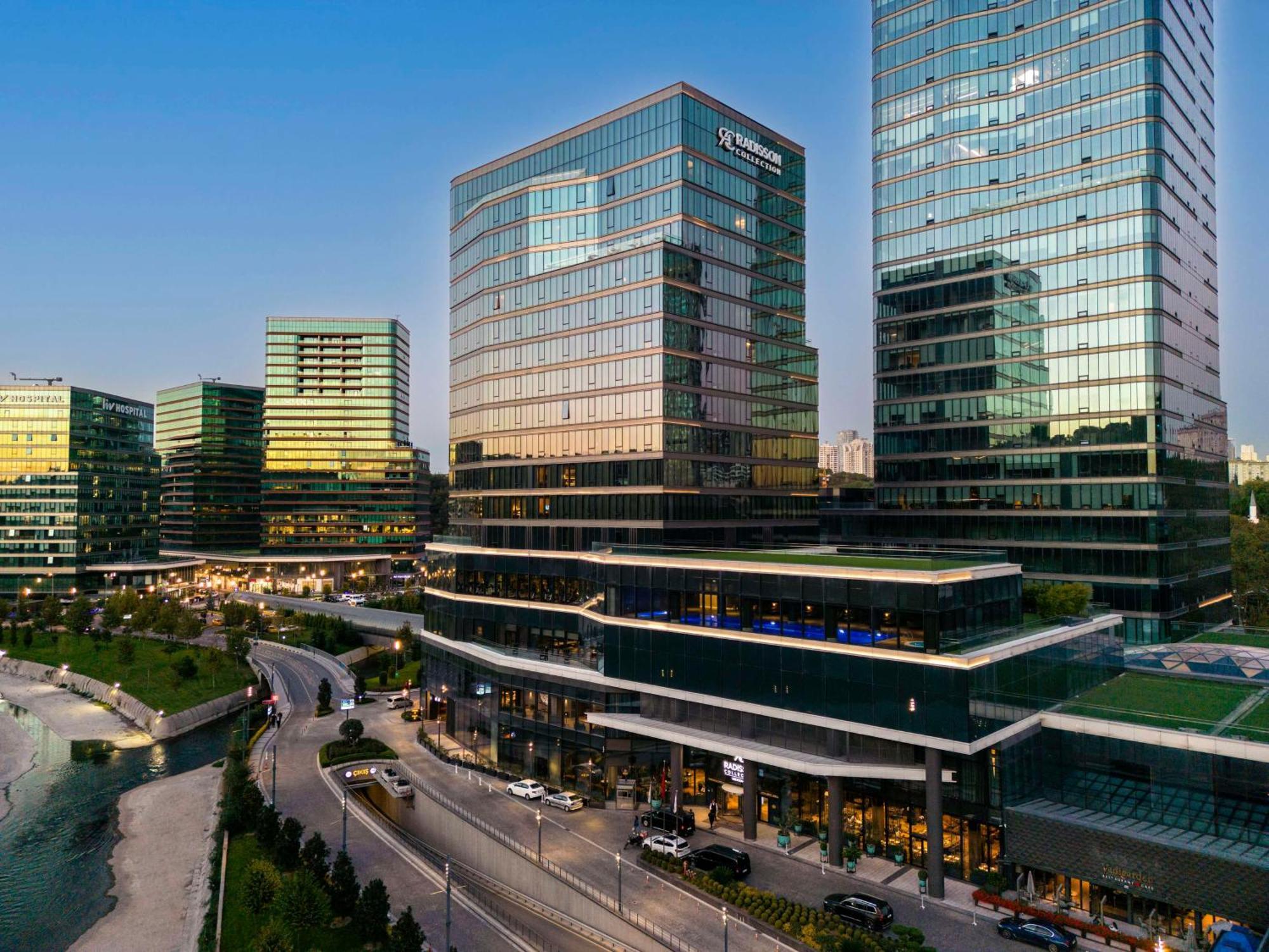 Radisson Collection Hotel, Vadistanbul Exterior foto The complex at night